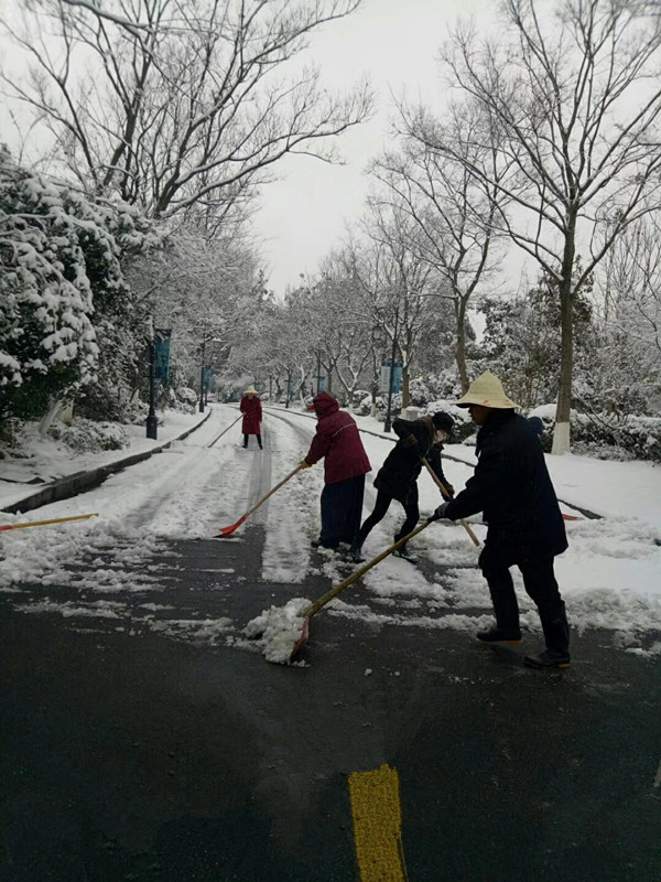 瑞雪紛飛揚，華悅物業掃雪忙